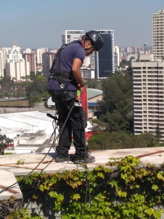 Instalação de equipamentos para trabalho em altura