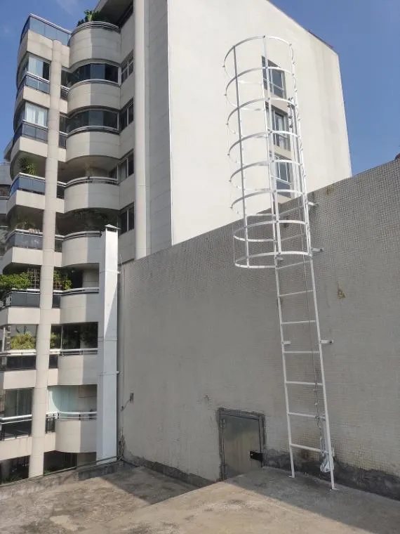 Instalação de escada marinheiro com sistema antiqueda