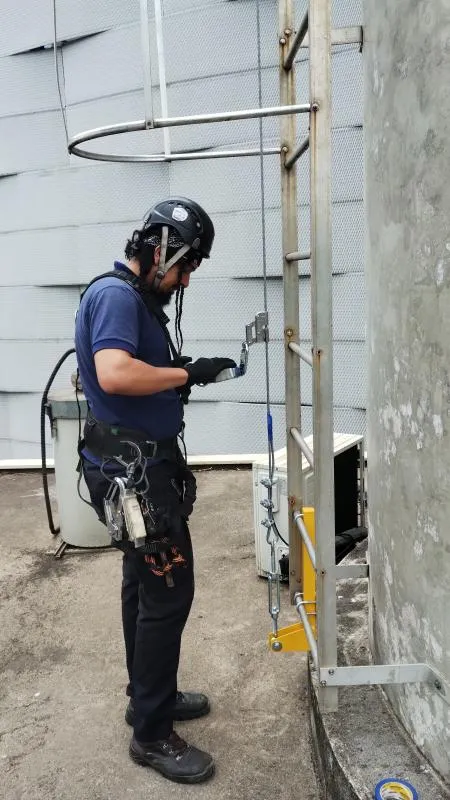 Instalação de escada marinheiro com sistema antiqueda em São Bernardo do Campo