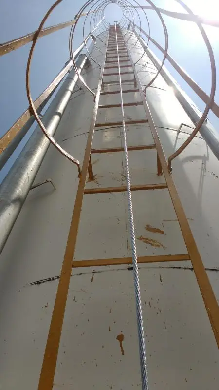 Instalação de linha de vida em escada de acesso vertical