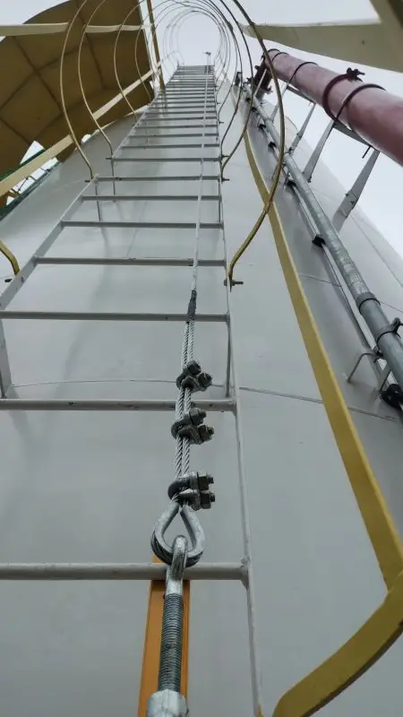 Instalação de linha de vida em escada vertical