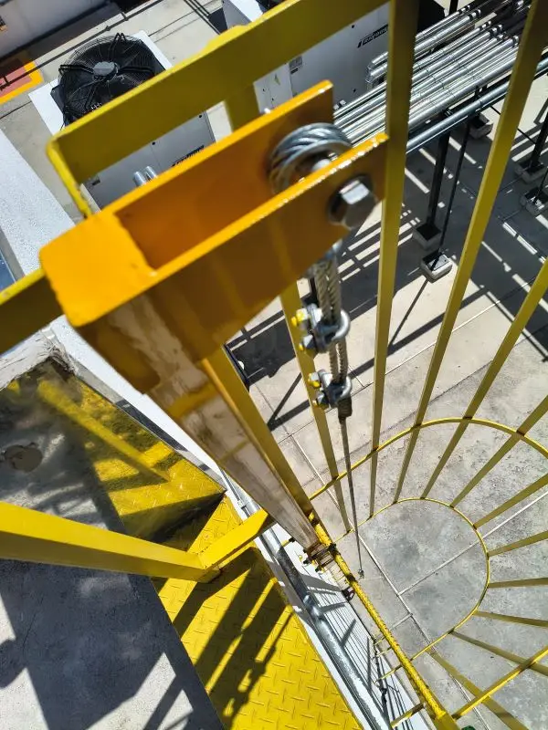 Instalação de linha de vida em escada vertical em São Paulo