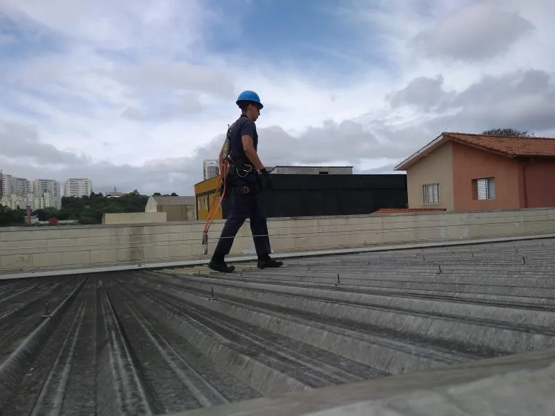 Instalação de linha de vida em telhados