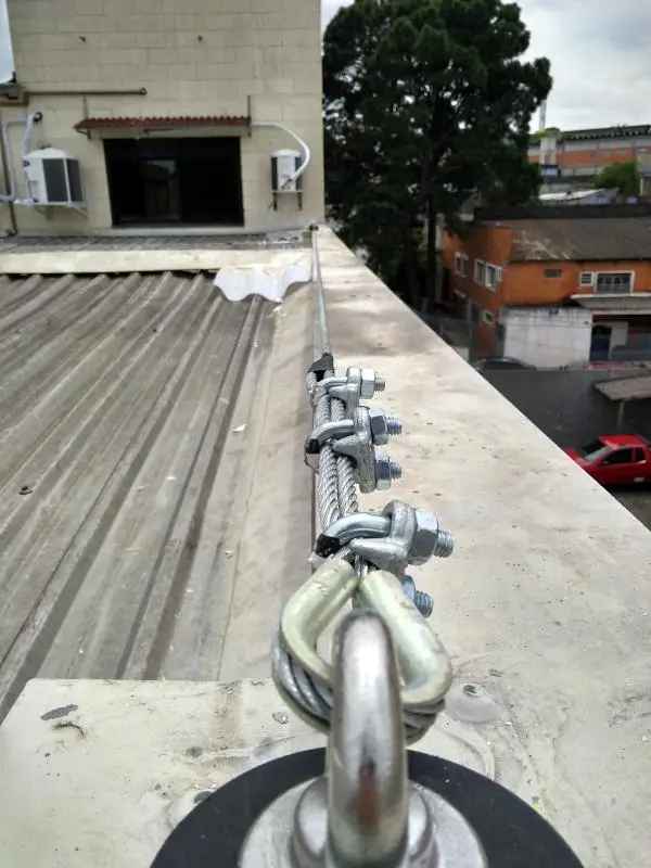 Instalação de ponto de ancoragem para linha de vida