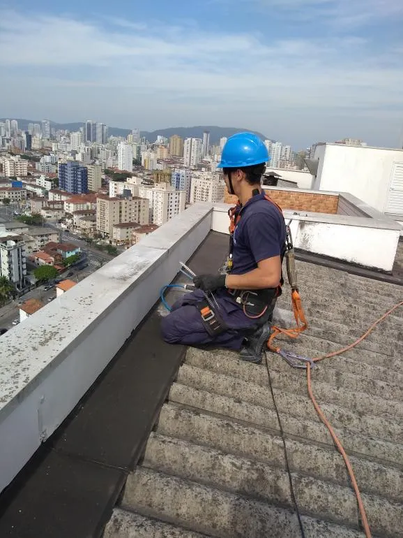 Instalação de sistema de ancoragem nr 35