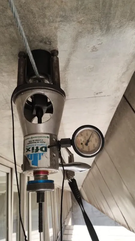 Teste de arrancamento em linha de vida